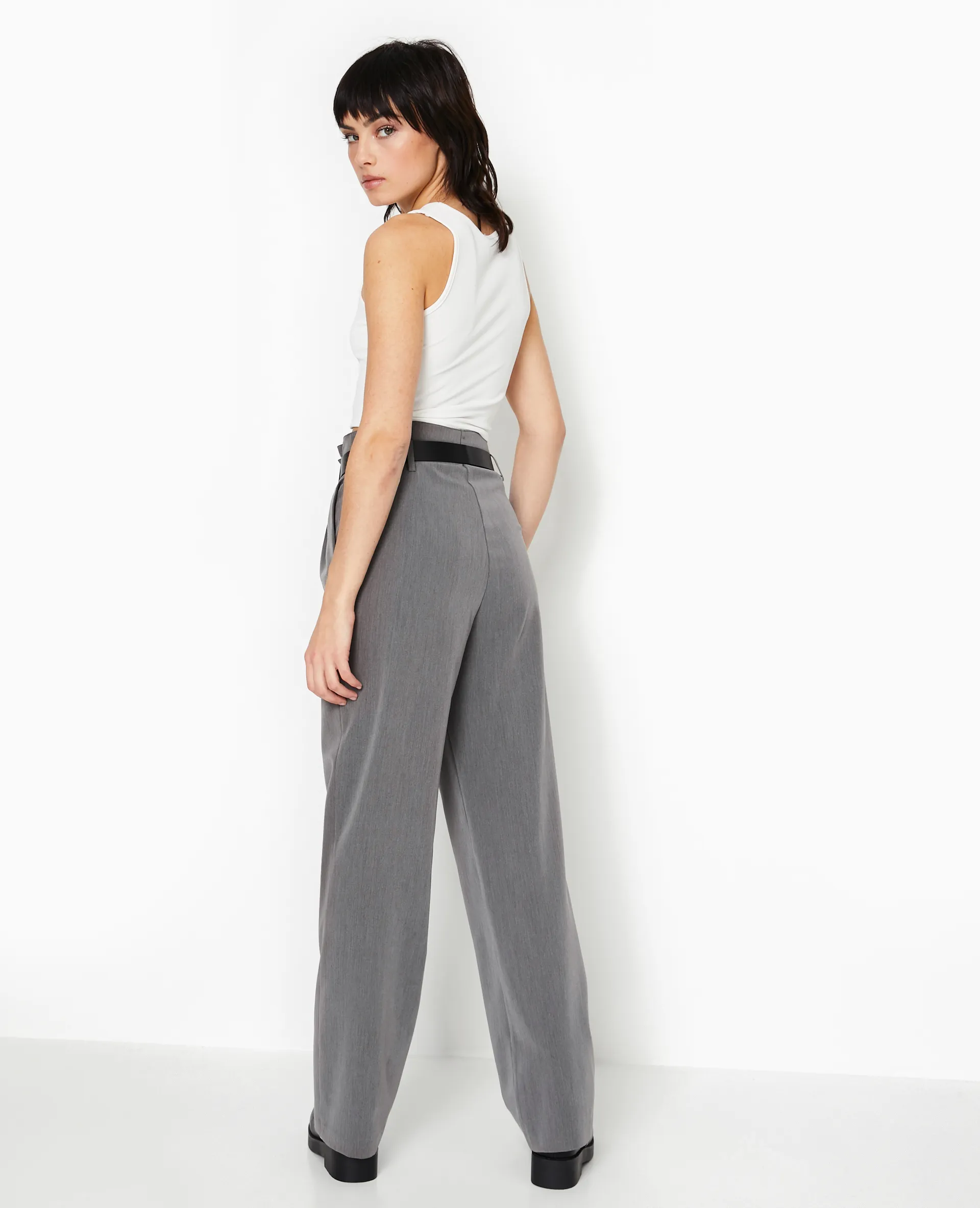 Wide high-waisted pants with belt